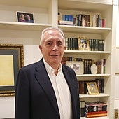 El jurista gijonés Adolfo Menéndez, en su residencia en Gijón.