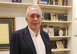 El jurista gijonés Adolfo Menéndez, en su residencia en Gijón.