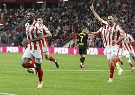 Juan Otero celebra su gol en El Molinón al Zaragoza, en el partido que cayó lesionado.