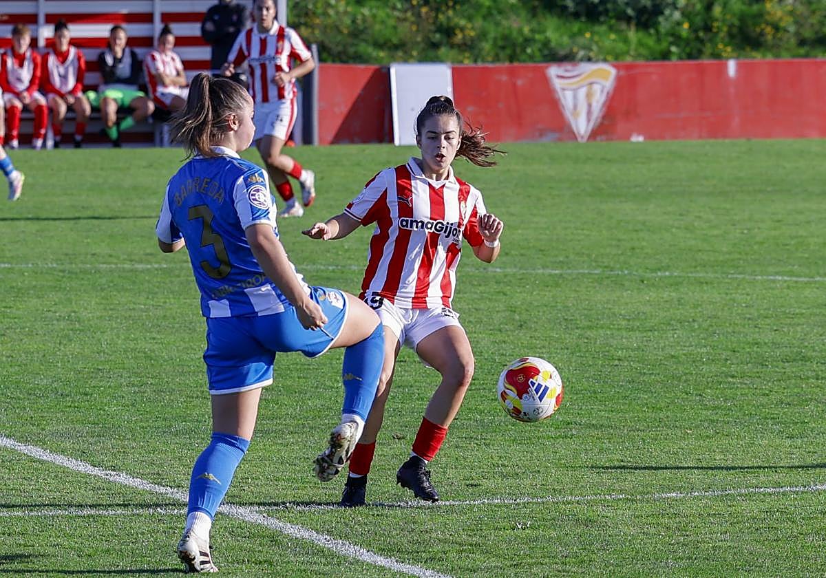 Ávila disputa un balón ante la visitante Sara Barreda.