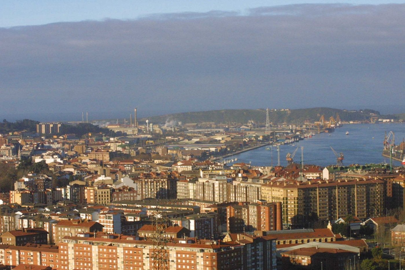 Vista general de Avilés desde la ermita de La Luz en el año 2005.