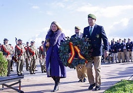 Corona de laurel en memoria de los fallecidos del COE-72 que se depositó ante el monolito inaugurado en el parque del Cabo San Lorenzo, en Gijón.