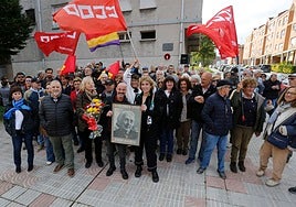 Lola Ruiz-Ibárruri, con un ramo de flores en las manos, junto a Jorge Espina y Arantxa Carcedo, que sujetan el retrato de Pasionaria, y los participantes en la ofrenda floral a su abuela.