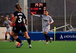 Una jugadora del Eibar B conduce el balón ante la mirada de las avilesinas.