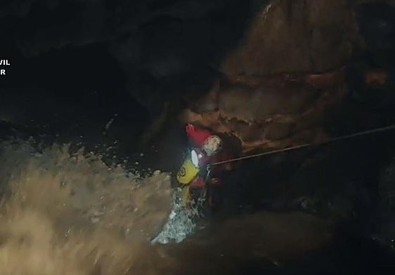 Momentos del rescate de dos espeleólogos en la Cueva del Agua, en Onís.