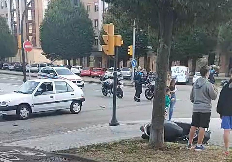 Accidente en Gijón: herido un motorista al chocar con un coche