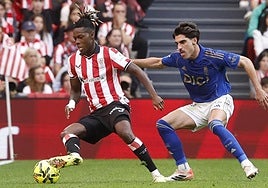 Nico Williams y Nacho Vidal, durante la jugada anterior al gol.