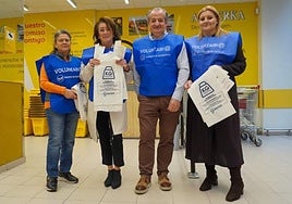 Por la izquierda, los voluntarios Teresa García, Ana Muñiz, Nicanor García e Irene Miranda, de EDP, en el Alimerka de la calle Foncalada, en Oviedo.