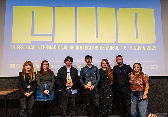 Foto de familia con los ganadores durante la clausura del festival.