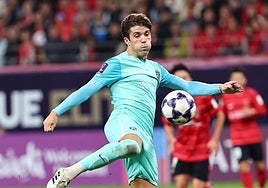 Nacho Méndez remata de volea con su pierna derecha, en un partido con el Johor.