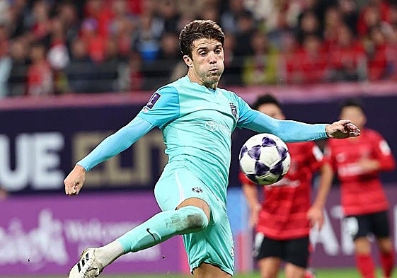 Nacho Méndez remata de volea con su pierna derecha, en un partido con el Johor.