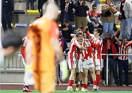 El Sporting celebra el gol de Dubasin en Mieres.
