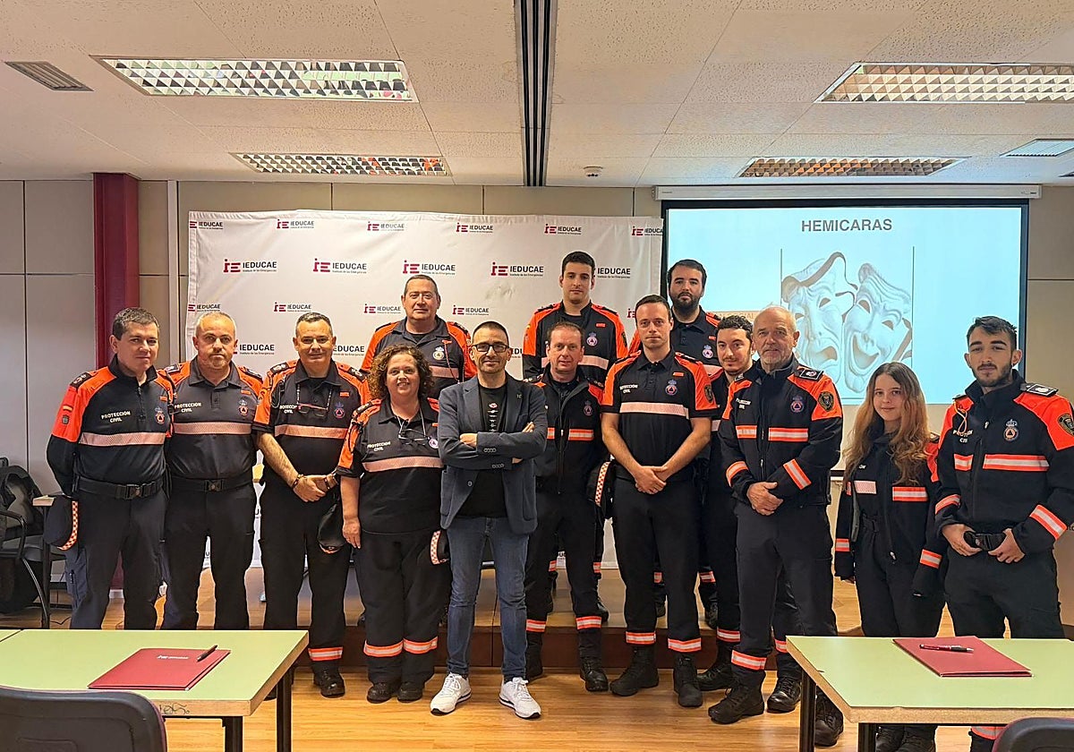 El guardia civil Juan Manuel García López, con voluntarios y voluntarias de Protección Civil, tras las jornadas de formación sobre comunicación no consciente en servicios de emergencia.