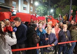 Con trapos rojos y silbatos, los vecinos de El Natahoyo protestaron contra el traslado del Albergue Covadonga a su barrio.