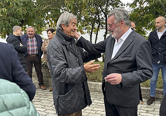 El expresidente Francisco Álvarez-Cascos reencontrándose con Juan Roces, hermano mayor de Pelayo, el lunes en el velatorio.
