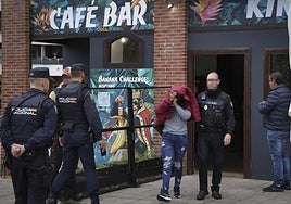 Registros en viviendas y en un bar: tres arrestados en Gijón en una operación contra el narcotráfico