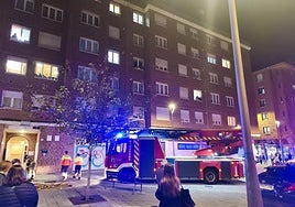 Los bomberos en la vivienda de la calle Pablo de Olavide, en El Llano.