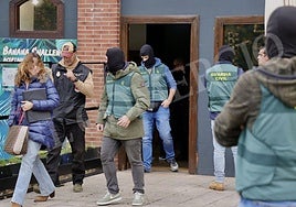 Agentes de la Guardia Civil durante una redada en Gijón esta mañana dentro del operativo en el que murió un narco en Toledo.