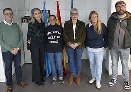 Foto de los representantes vecinales con la consejera Concepción Saavedra, en el centro, en la sede de la Consejería de Salud.