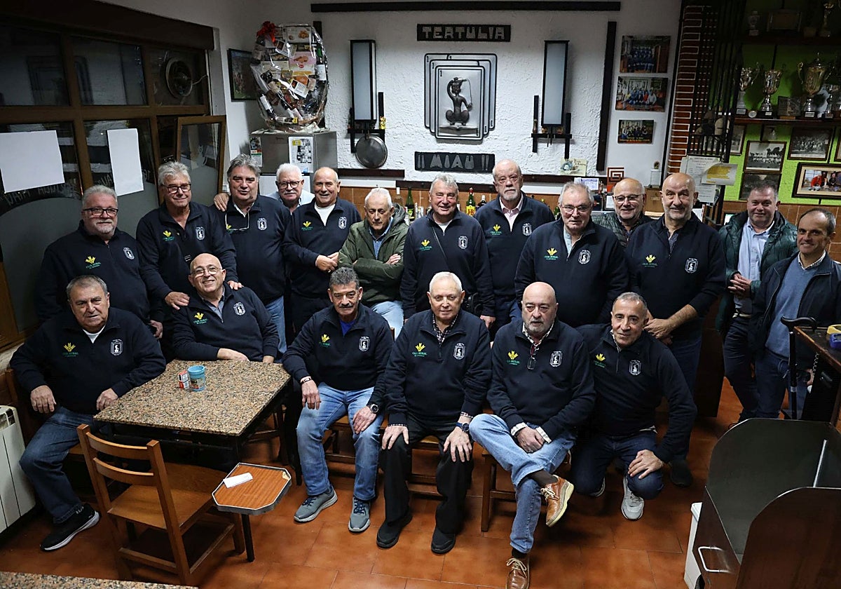 Contendientes de mus en la Tertulia Miua, en Gijón, este martes.