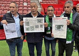 Bencheich, el segundo por la izquierda, y varios integrantes de la expedición argelina sujetan las páginas de El COMERCIO del 26 de junio de 1982, tras el vergonzoso Alemania Federal 1-0 Austria.