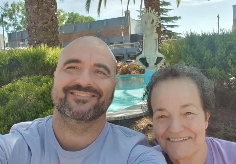 El gijonés afincado en Fuengirola Cheby Álvarez, con su madre, Amada.