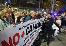 Concentración para exigir el cese del tráfico pesado en la avenida Príncipe de Asturias, el pasado miércoles, en el cruce de Cuatro Caminos, en Gijón.