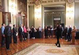 Miembros de la delegación de la Asamblea Regional del Norte y Oeste y de Irlanda, en uno de los salones de la Junta General, donde fueron recibidos por su vicepresidenta primera, Celia Fernández, y el Letrado Mayor, Marco Fernández.