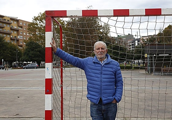 Fito, que jugó siete años en el Avilés, posa en la pista de La Exposición.