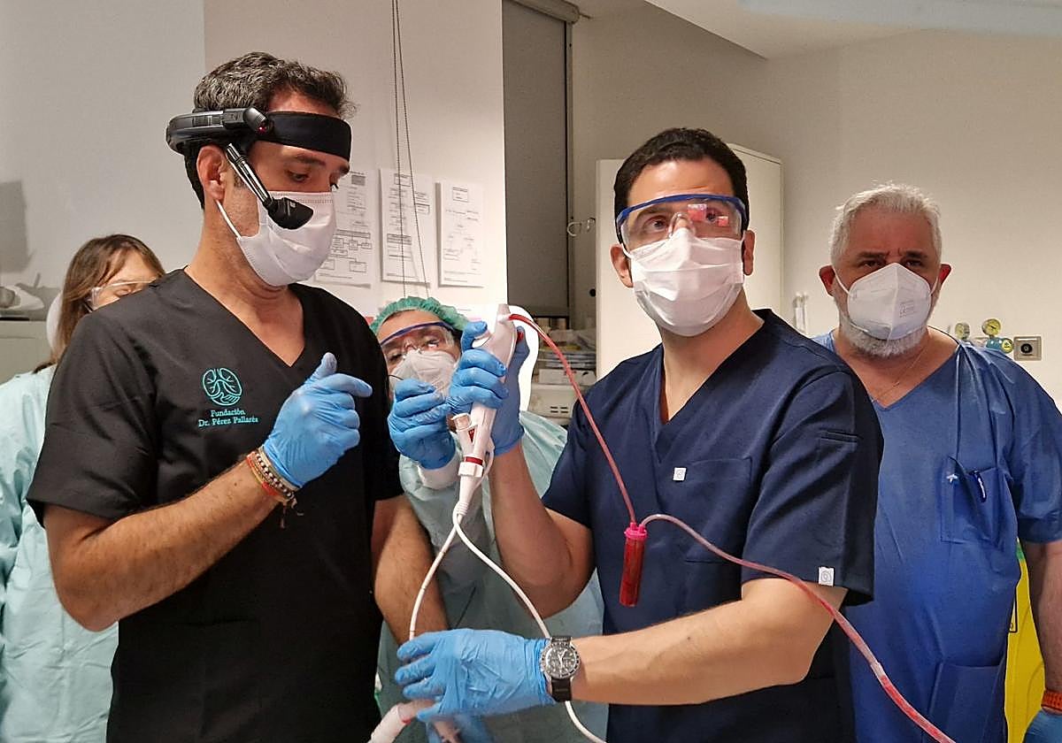 El equipo del HUCA, durante la intervención.