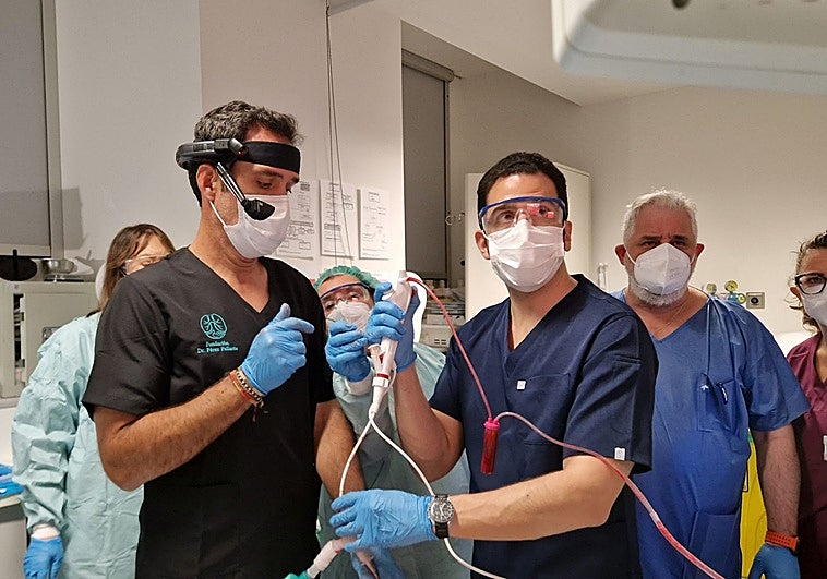 Éxito en el HUCA de una nueva técnica para eliminar un tumor en los bronquios de un paciente que apenas podía respirar