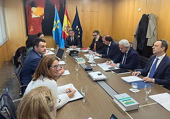 La reunión de la comisión mixta entre el Principado y el Tribunal Superior de Justicia, presidida por Guillermo Peláez y Jesús María Chamorro.