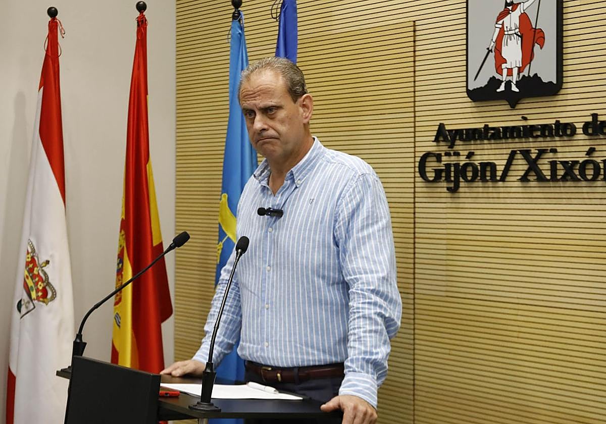 El concejal de PSOE en el Ayuntamiento de Gijón Tino Vaquero, este martes, en la sala de prensa del Consistorio.