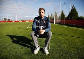 Christian Rivera, durante su etapa con el Sporting, posando en el campo número 2 de Mareo.
