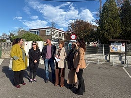 La diputada y la edil del PP junto a familias.