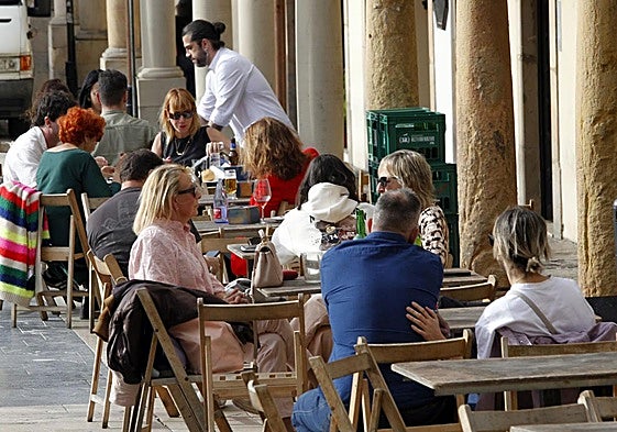 La jornada de calor registrada en Asturias ha llenado animado las terrazas.