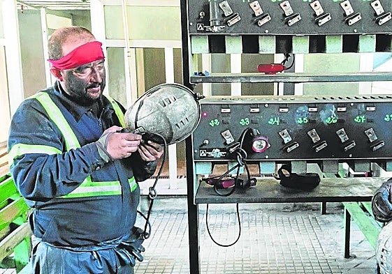 Un trabajador de Mina Miura, en la etapa en la que la explotación aún estaba bajo control de 'Chus Mirantes'.