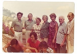 Santiago Carrillo (segundo por la izquierda), en una foto de grupo en la que aparecen su suegra María (en el centro, con gafas) y su mujer, Carmen (a su derecha, con un vestido de cuadros).