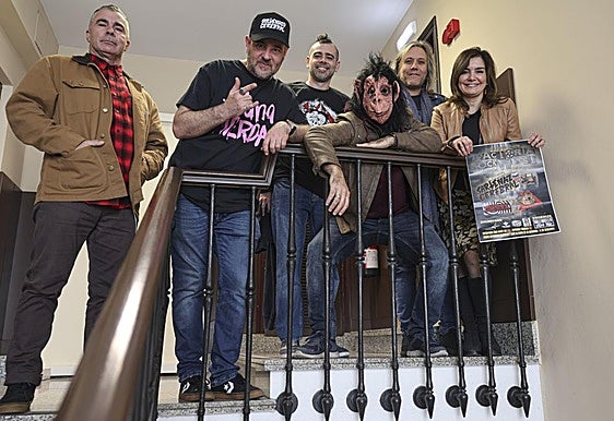 José Antonio Peña (Lineslick), Jorge Miranda (Sartenazo cerebral), David Álvarez e Iker Cagigal (Involución) y Luismi Díaz con la concejala de Cultura, Yolanda Alonso.