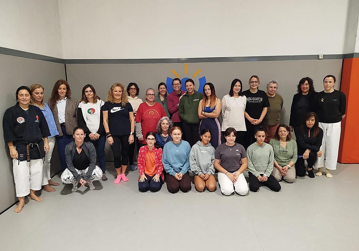 Foto de familia de las participantes en el curso.