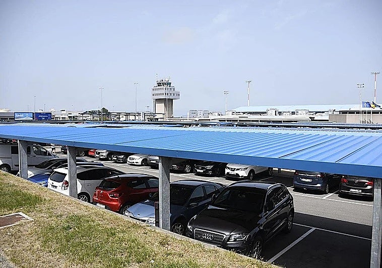 El parking junto al aeropuerto de Asturias, a la espera de la legalización de las obras en la parcela