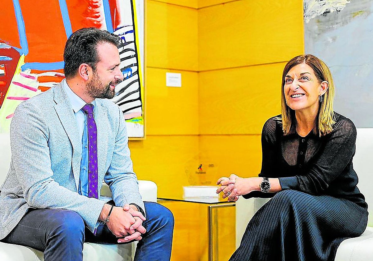 Álvaro Queipo, este miércoles, durante su encuentro con la presidenta cántabra, María José Sáenz Buruaga.