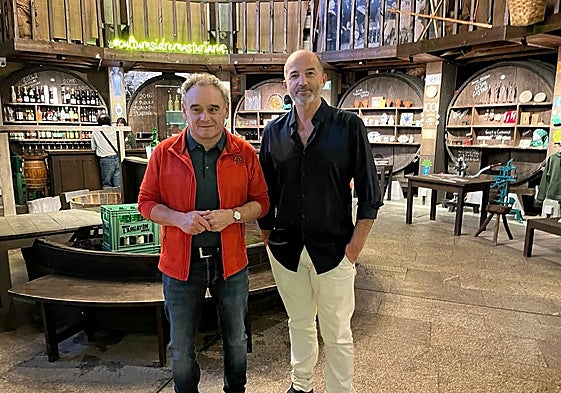 El alcalde de Nava, Juan Cañal, y el director del museo, Juan Stové, tras la reunión del patronato.