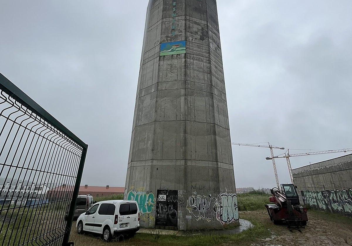 Actual depósito de agua de La Fresneda, que será reforzado con otro en la zona de Ordoño.