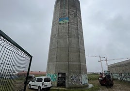 Actual depósito de agua de La Fresneda, que será reforzado con otro en la zona de Ordoño.