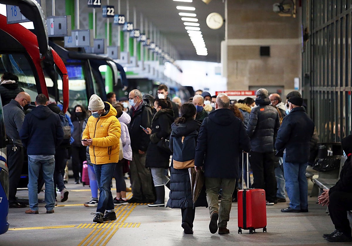 Viajeros buscando su autocar en la estación de Oviedo.