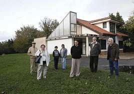 Una representación de los vecinos de Cabueñes en el entorno de la asociación vecinal de Fontevilla