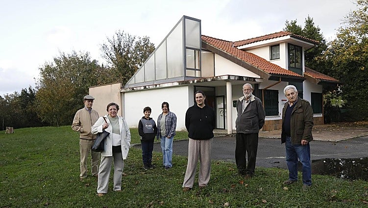 Una representación de los vecinos de Cabueñes en el entorno de la asociación vecinal de Fontevilla