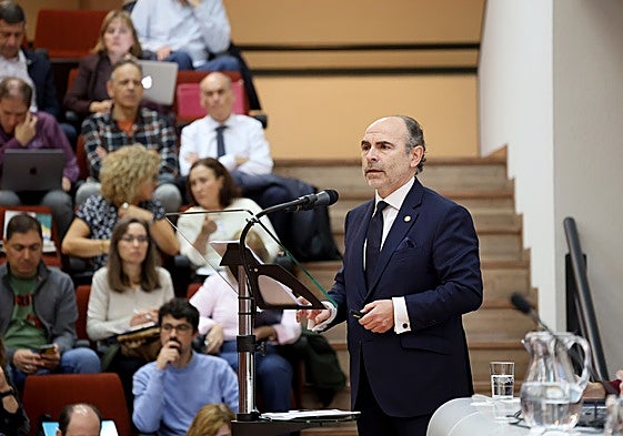 El rector, Ignacio Villaverde, se dirige a los claustrales.