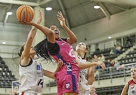 Noemí Ugochukwu entra a canasta.